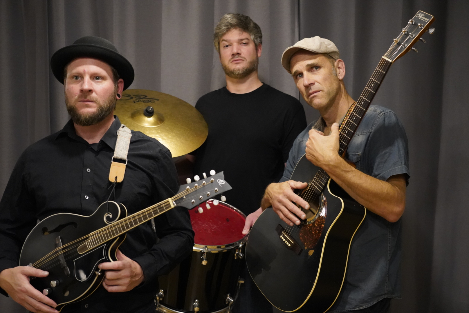 The Tiny Trouts mit Gitarre, Mandoline und Schlagzeug